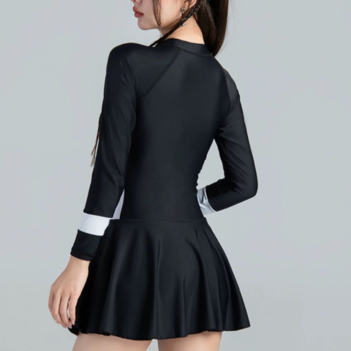 黒と白のカラーマッチングワンピーススポーツ水着、胸をカバーするために集まった女性用、痩身スイムスカート日焼け防止ドレス、通気性のある卸売