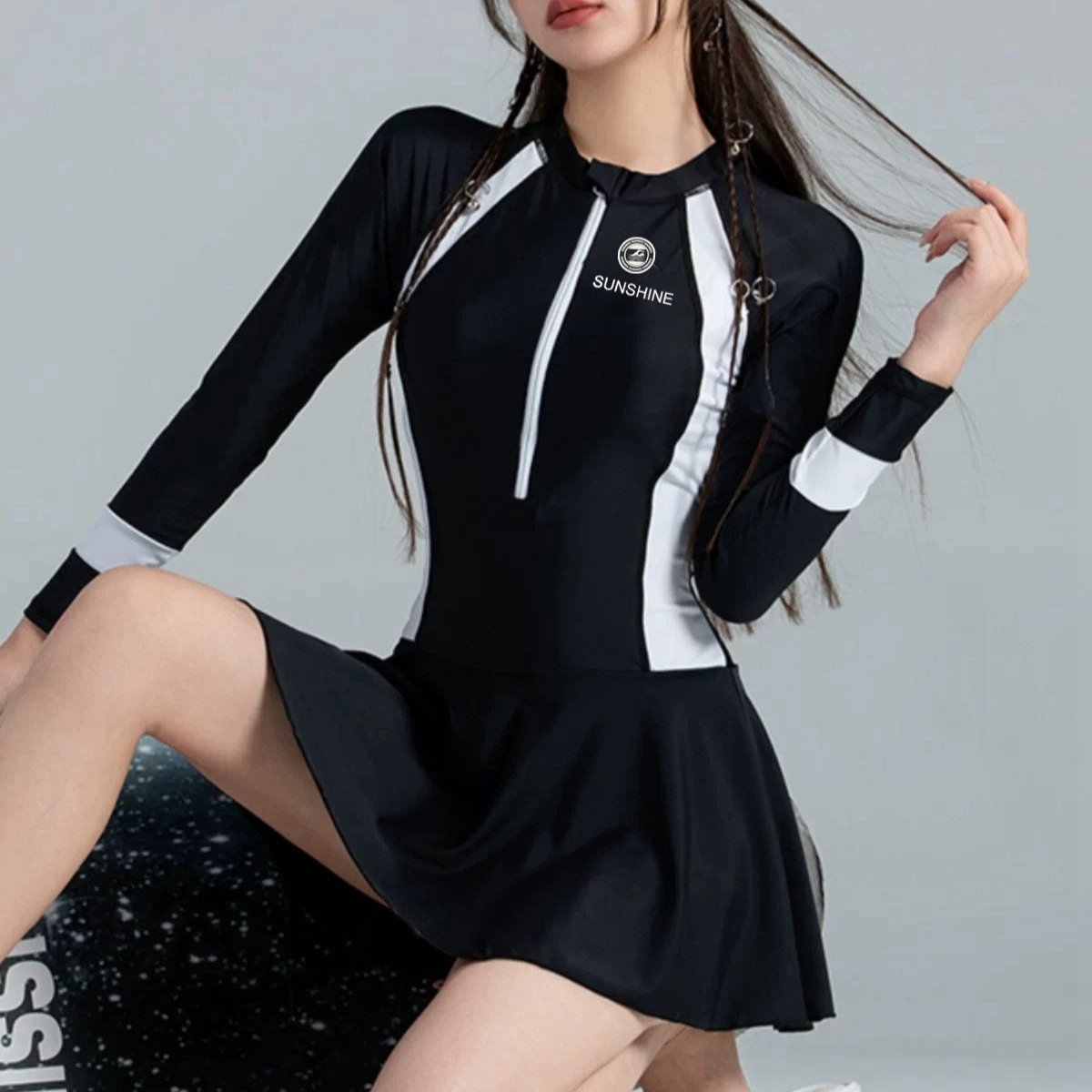 黒と白のカラーマッチングワンピーススポーツ水着、胸をカバーするために集まった女性用、痩身スイムスカート日焼け防止ドレス、通気性のある卸売